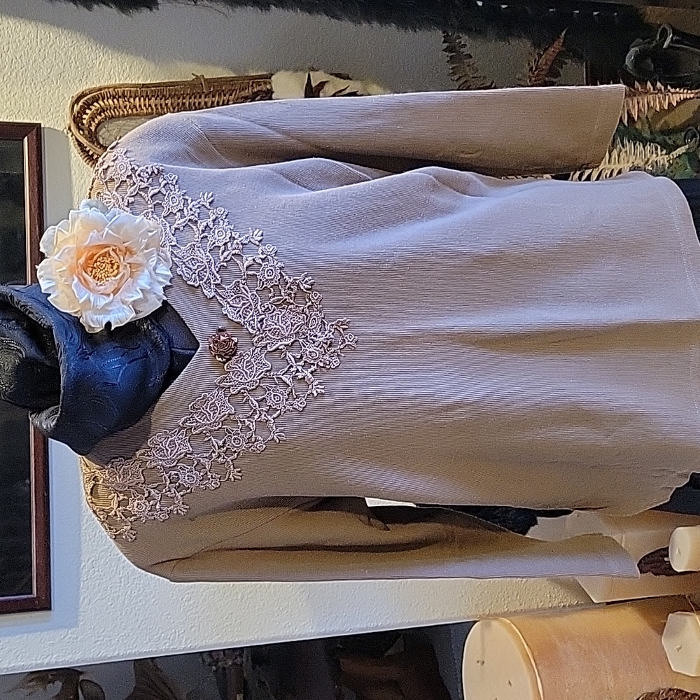 VINTAGE LACE TRIM TOP - Picture 2 of 4